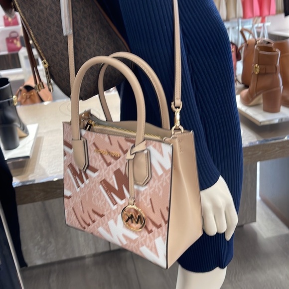 Michael Kors Mercer Medium Leather Messenger Buff Multi - Picture 3 of 16